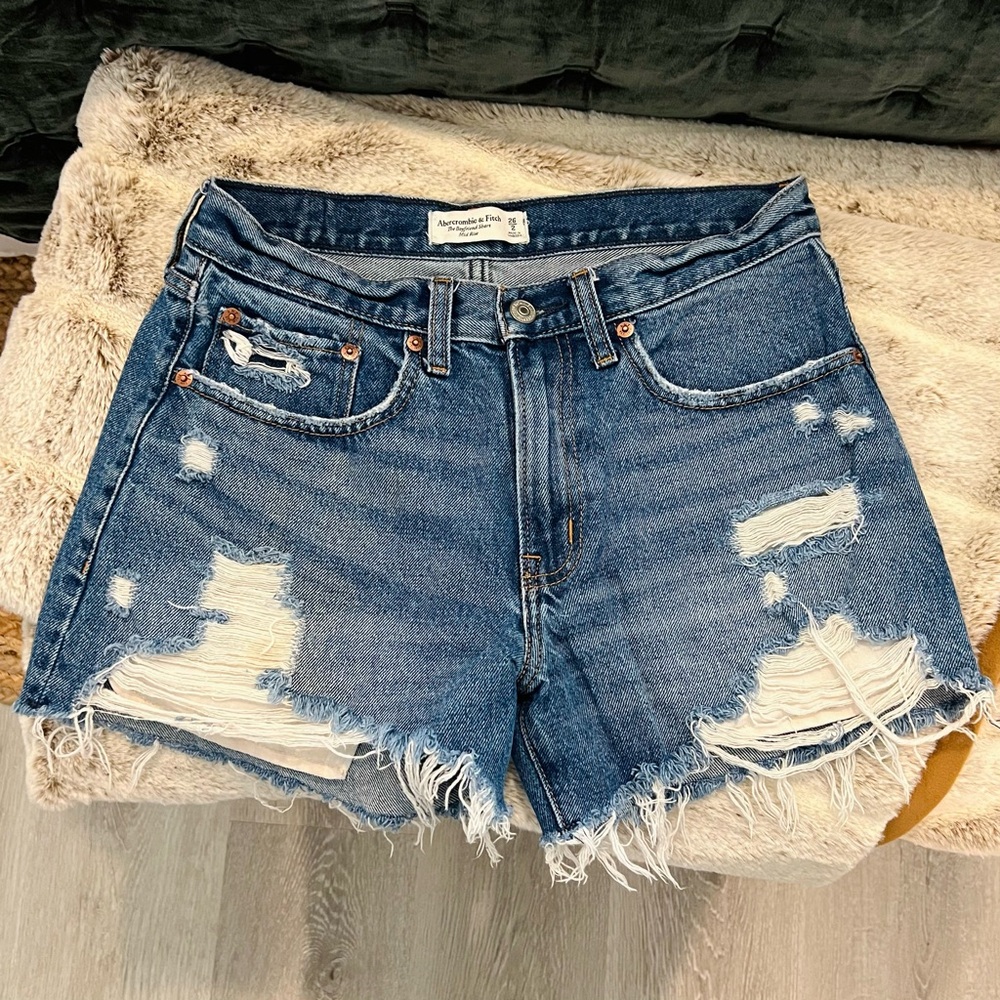 Abercrombie & Fitch Mid-Rise
Boyfriend Shorts